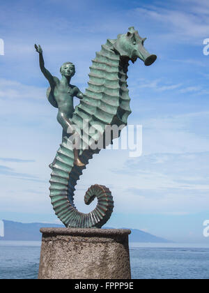 Puerto Vallarta, Mexiko. Der junge auf die Seepferdchen-Statue des Künstlers Rafael Zamarripa Castañeda. Stockfoto