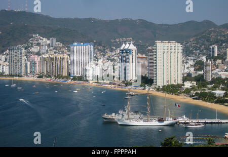 Mexikanische Marine Schiffe und Hotels am Strand von Acapulco, Mexiko. Stockfoto