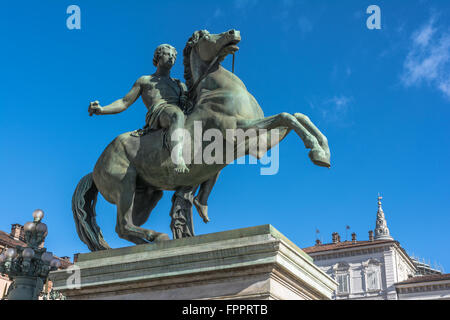 Turin, Italien, Europa - 3. März 2016: Reiterstandbild von Castor vor dem Palazzo Reale Stockfoto