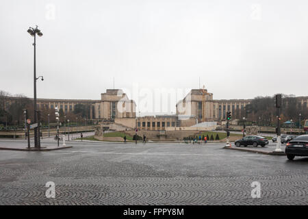 Trocadéro, Gelände des Palais de Chaillot in Paris, Frankreich. Musée De La Marine (National Marine Museum) auf der Vorderseite. Stockfoto