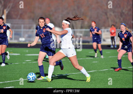 Spieler streben Sie erhalten einen Schuß auf Ziel als Verteidiger in einem High School Fußball Match geschlossen. USA. Stockfoto