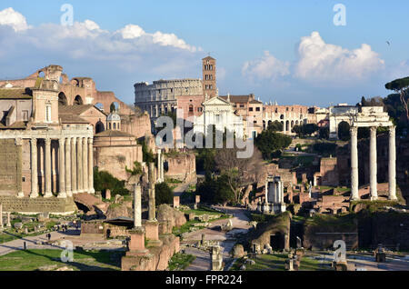 Panorama des Forum Romanum und Via Sacra Straße mit antiken Monumenten und Kolosseum im Hintergrund Stockfoto