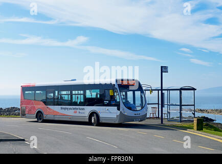 Bus an der Bushaltestelle, in der Ortschaft Blackwaterfoot, Isle of Arran, North Ayrshire, Schottland, Vereinigtes Königreich Stockfoto