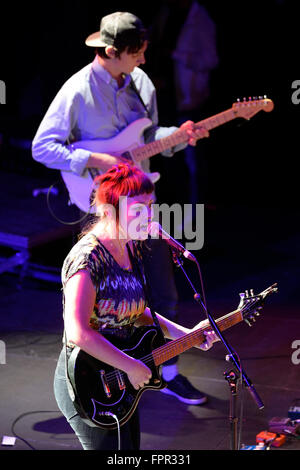 BARCELONA - 30 Mai: Angel Olsen (Folk und Indie-Rock-Sänger und Gitarrist in Missouri aufgewachsen) im Konzert. Stockfoto