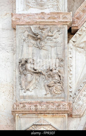 Der Teich von Bethesda, Panel von Teodosio Rossi auf der linken Tür der Basilika San Petronio in Bologna, Italien Stockfoto