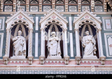 Statuen der Apostel, Portal der Cattedrale di Santa Maria del Fiore, Florenz, Italien Stockfoto