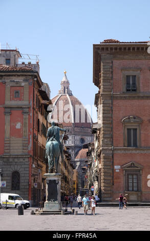 Cattedrale di Santa Maria del Fiore und Giambolognas letzte Statue von Ferdinando ich de' Medici, Florenz, Italien Stockfoto