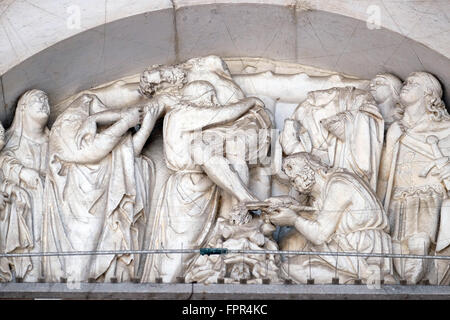 Der Kreuzabnahme, Lünette über dem Portal der Kathedrale von St. Martin in Lucca, Italien Stockfoto