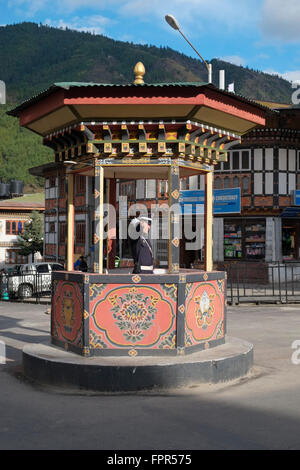 Polizist regelt den Verkehr auf der High Street (Norzin Lam), Thimphu, Bhutan. Stockfoto