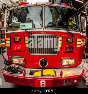 Feuerwehrauto mit Blaulicht außerhalb aufbauend auf der 5th Avenue, New York City, USA. Stockfoto