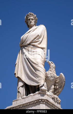 Dante Alighieri-Statue in Piazza Santa Croce in Florenz, Italien, am 5. Juni 2015 Stockfoto