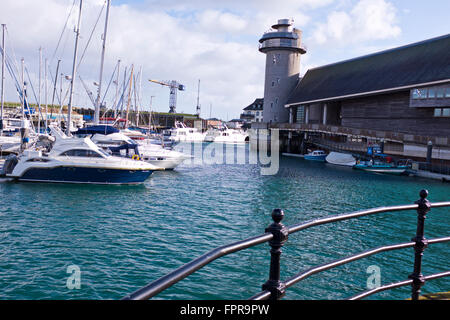 Hafen von Falmouth, Naval Dockyard, Marineschiffe, Vergnügen Kreuzer, Boote, Beitrag zur Stadt Wirtschaft, Bier Lieferung, Cornwall, UK Stockfoto