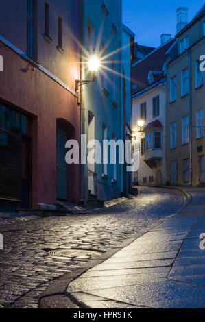 Beleuchtete Gasse in der Nacht in der Altstadt von Tallinn, Estland Stockfoto