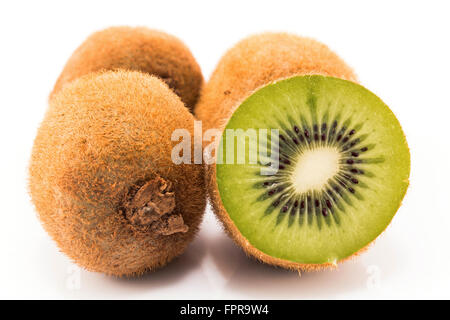 Kiwi ganze und geschnittene in zwei Hälften. Stockfoto