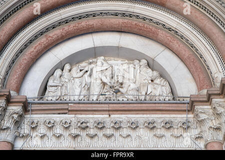 Der Kreuzabnahme, Lünette über dem Portal der Kathedrale von St. Martin in Lucca, Italien Stockfoto