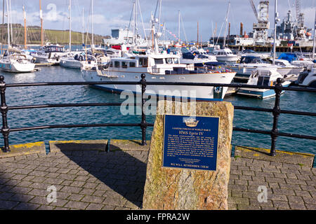 Hafen von Falmouth, Naval Dockyard, Marineschiffe, Vergnügen Kreuzer, Boote, Beitrag zur Stadt Wirtschaft, Bier Lieferung, Cornwall, UK Stockfoto