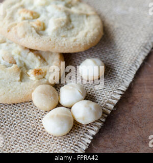 weiße Schokolade Macadamia Cookies und Macadamia-Nuss Stockfoto