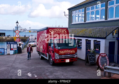 Hafen von Falmouth, Naval Dockyard, Marineschiffe, Vergnügen Kreuzer, Boote, Beitrag zur Stadt Wirtschaft, Bier Lieferung, Cornwall, UK Stockfoto