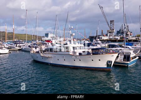 Hafen von Falmouth, Naval Dockyard, Marineschiffe, Vergnügen Kreuzer, Boote, Beitrag zur Stadt Wirtschaft, Bier Lieferung, Cornwall, UK Stockfoto