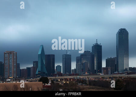 Die Skyline von Dallas, Texas in der Abenddämmerung Stockfoto