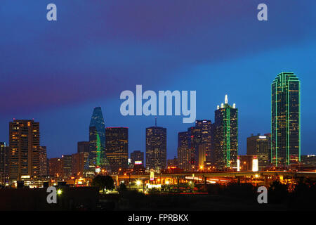 Die Skyline von Dallas, Texas in der Dämmerung Stockfoto