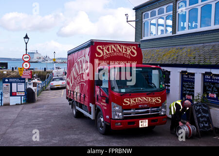 Hafen von Falmouth, Naval Dockyard, Marineschiffe, Vergnügen Kreuzer, Boote, Beitrag zur Stadt Wirtschaft, Bier Lieferung, Cornwall, UK Stockfoto