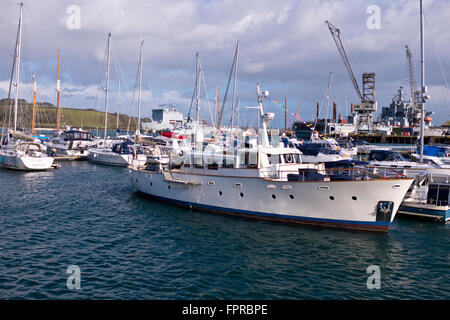 Hafen von Falmouth, Naval Dockyard, Marineschiffe, Vergnügen Kreuzer, Boote, Beitrag zur Stadt Wirtschaft, Bier Lieferung, Cornwall, UK Stockfoto