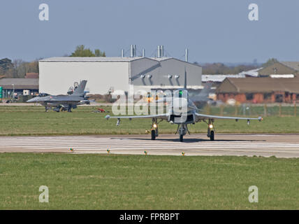 Eurofighter Typhoon No.29(R) Squadron RAF und F-16AMs von der dänischen Luftwaffe. Stockfoto