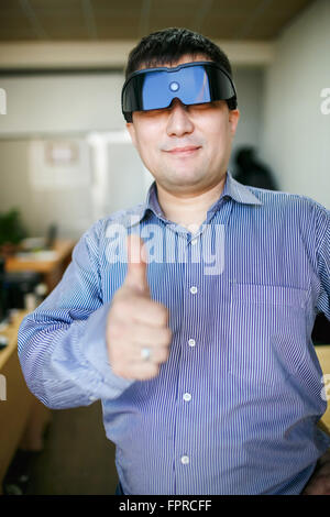 Mann in Gläsern von virtual-Reality Daumen Stockfoto