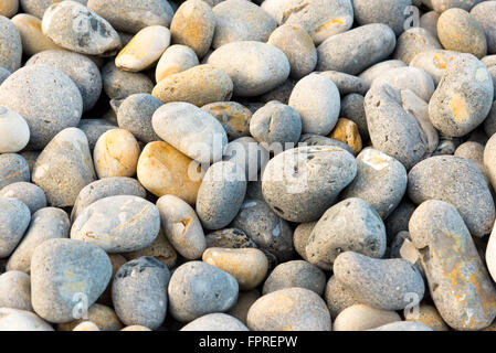 Sammlung von Peebles am Strand von Sheringham Stockfoto