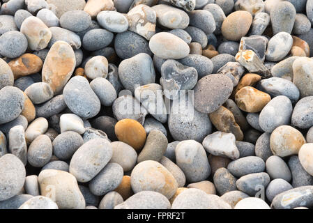 Sammlung von Peebles am Strand von Sheringham Stockfoto