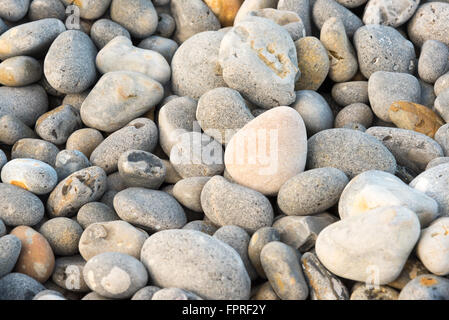 Sammlung von Peebles am Strand von Sheringham Stockfoto