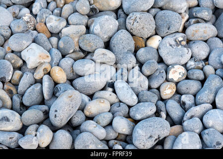 Sammlung von Peebles am Strand von Sheringham Stockfoto