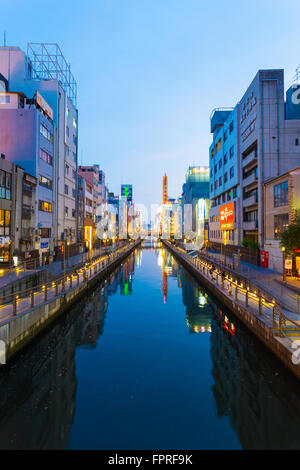 Über Nihonbashi Brücke blickte das Zentrum von Dotonbori Kanal auf blauen Abendstunde im Namba Viertel von Osaka Japan. Verti Stockfoto