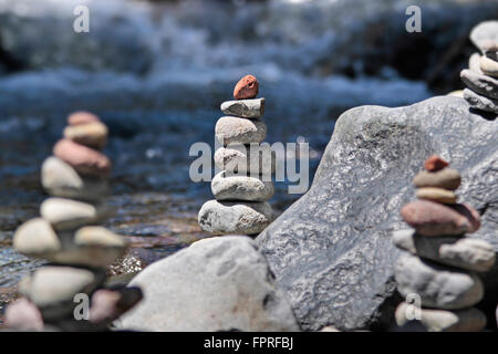 Cairn mit rotem Stein am Bach im Tongariro National Park, Manawatu-Wanganui, Neuseeland Stockfoto