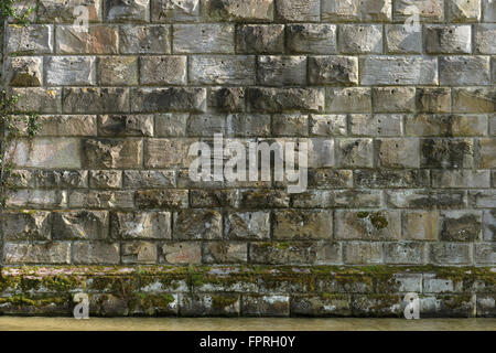 Rustiziert Steinmauer Textur - Basis des ehemaligen Fluss Severn-Eisenbahnbrücke in Purton, Gloucestershire. Stockfoto