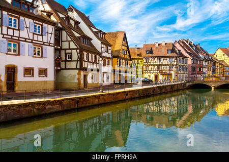 Fachwerkhäusern entlang des Flusses Lauch Petite Venise, klein Venedig, Colmar, Elsass, Frankreich. Stockfoto