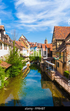 Fachwerkhäusern entlang des Flusses Lauch Petite Venise, klein Venedig, Altstadt von Colmar, Elsass, Frankreich. Stockfoto