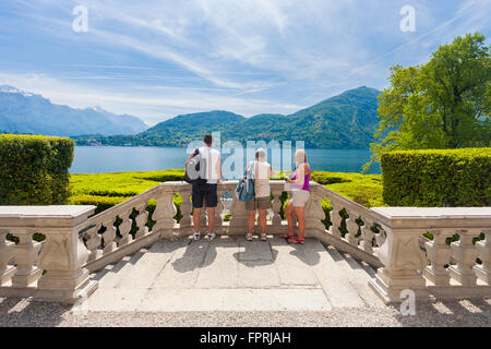 Drei Touristen im Botanischen Garten der Villa Carlotta Tremezzo, Comer See, Lombardei, Italien Stockfoto