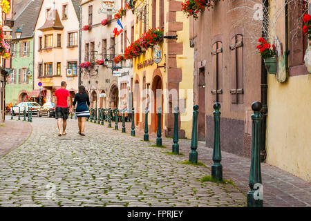 Zwei Touristen zu Fuß entlang der Route von Kaysersberg Elsass Haut-Rhin-Frankreich Stockfoto