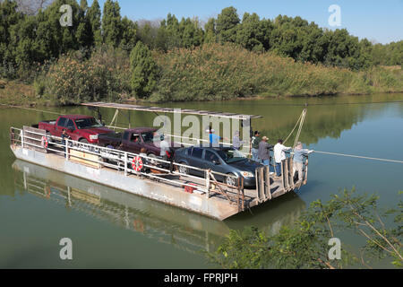 Betreiber ziehen eine handgezeichnete Fähre über den Rio Grande Fluss in Los Ebanos, Texas, USA Stockfoto