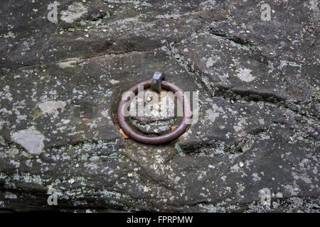 alten Liegeplatz Ring, verrostete Metallring auf Stein Stockfoto