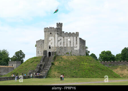 Europa, Großbritannien, Wales, Cardiff, 11. Jahrhundert Bergfried und Motte in Cardiff Castle, walisische Flagge fliegen Stockfoto