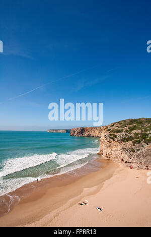 Portugal, Algarve, Vila do Bispo, Sagres, Beliche Strand, Fernansicht von Surfern, Klippen und Atlantik, unberührter Strand, Kopierraum, blauer Himmel Stockfoto