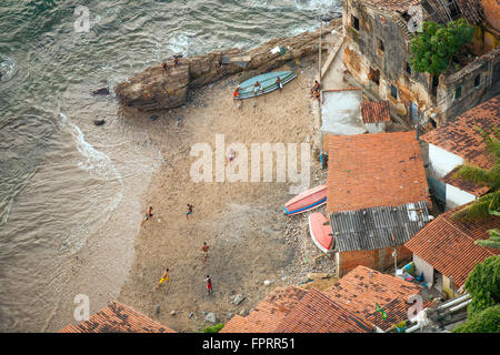 Ein Fußball-Match am Strand in einer Favela in Salvador, Bahia, Brasilien Stockfoto