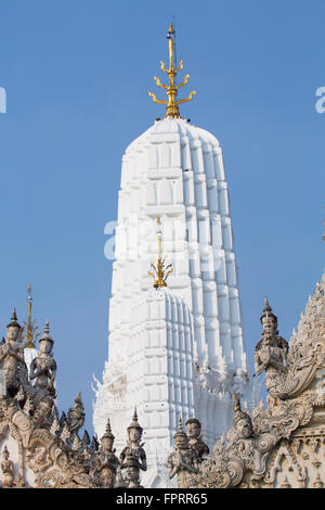 Die wichtigsten prang im Wat Mahathat Worawihan in Phetchaburi, Thailand Stockfoto