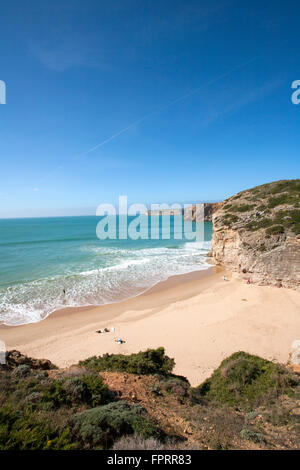 Portugal, Algarve, Vila do Bispo, Sagres, Beliche Strand, Fernansicht von Surfern, Klippen und Atlantik, unberührter Strand, Kopierraum, blauer Himmel Stockfoto