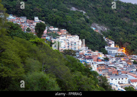 Cabritos Favela und der Wald von Tijuca Nationalpark, Copacabana Bezirk, Rio de Janeiro, Brasilien Stockfoto