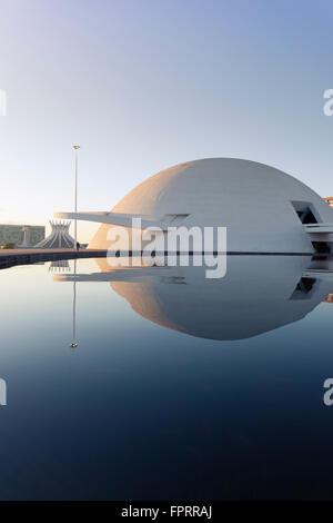Eixo Monumental - Honestino Guimaraes National Museum (vorne), Kathedrale (hinten) und Gebäude von Oscar Niemeyer, Brasilia Hauptstadt von Brasilien Stockfoto