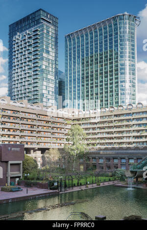 Barbican Centre (Vordergrund), 28 Ropemaker Street (oben links) und City Point (oben rechts) in London Stockfoto